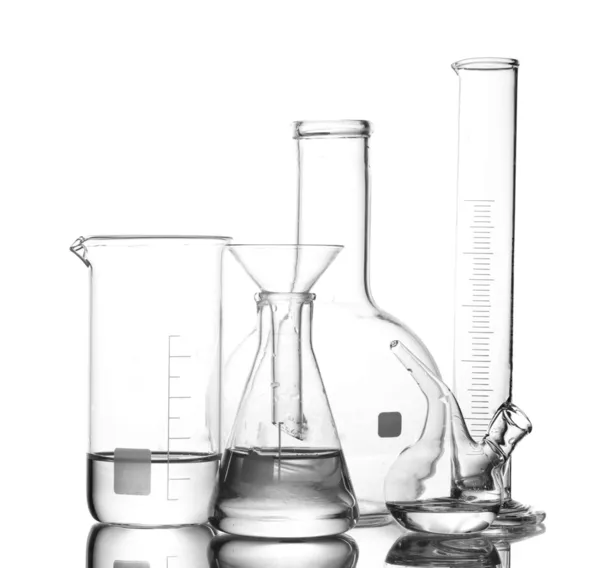 Verschillende laboratoriumglaswerk met water en lege met reflectie geïsoleerd op wit — Stockfoto