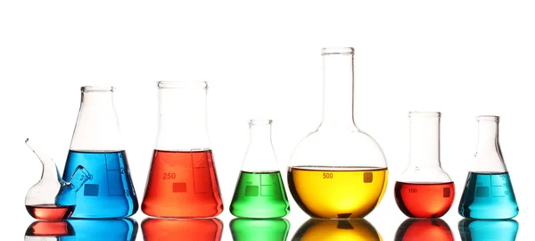 Різні лабораторні скляні посуд з кольоровою рідиною і з відображенням ізольовані на білому — стокове фото