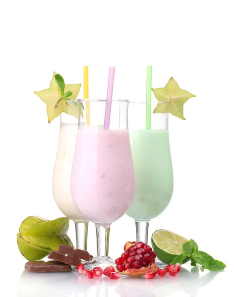 Batidos de leche con frutas aisladas en blanco — Foto de Stock