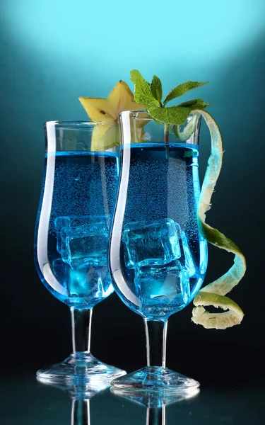 Coquetel azul em óculos no fundo azul — Fotografia de Stock