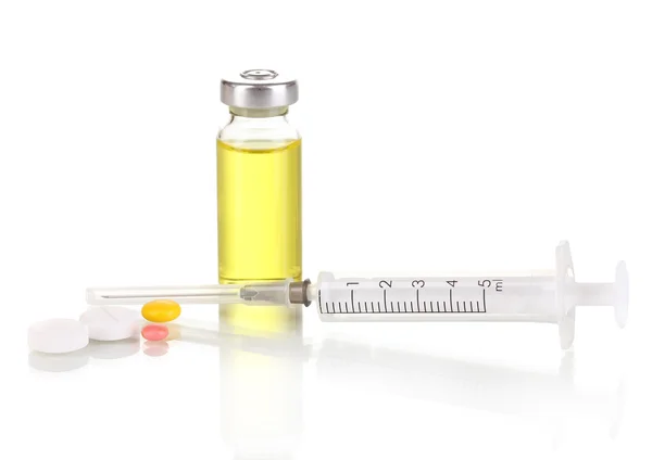 Spritze mit medizinischer Ampulle und Tabletten isoliert auf weiß — Stockfoto