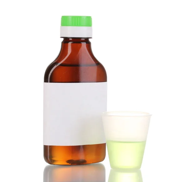 Bottiglia medica e jigger isolati su bianco — Foto Stock