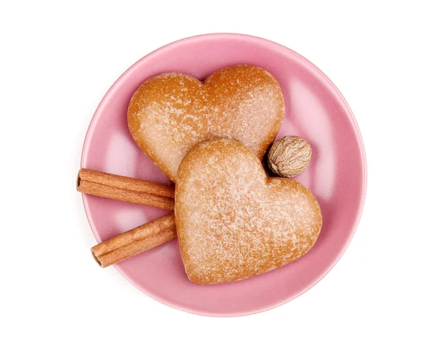 Hart-vormige cookies met kaneel en nootmuskaat op schotel geïsoleerd op wit — Stockfoto