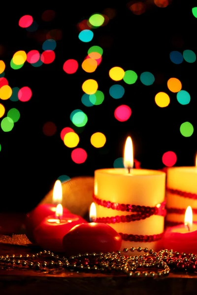 Belas velas e decoração na mesa de madeira no fundo brilhante — Fotografia de Stock