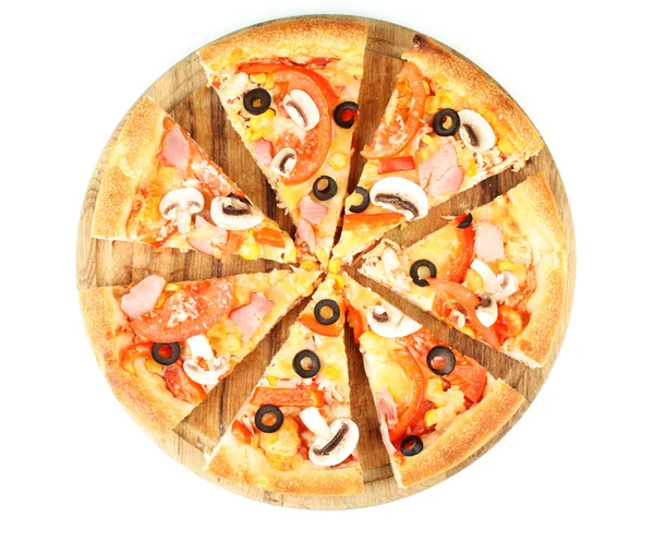 Нарезанная пицца крупным планом изолирована на белом — стоковое фото