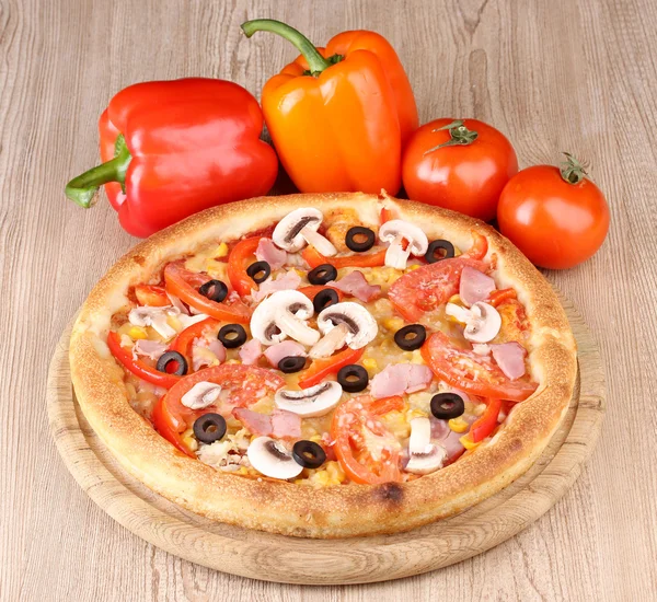 Aromatische Pizza mit Gemüse auf Holzboden — Stockfoto