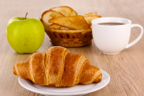 Pequeno-almoço clássico. Café e croissant — Fotografia de Stock