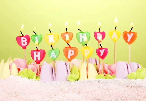 Tarta de cumpleaños con velas sobre fondo verde — Foto de Stock