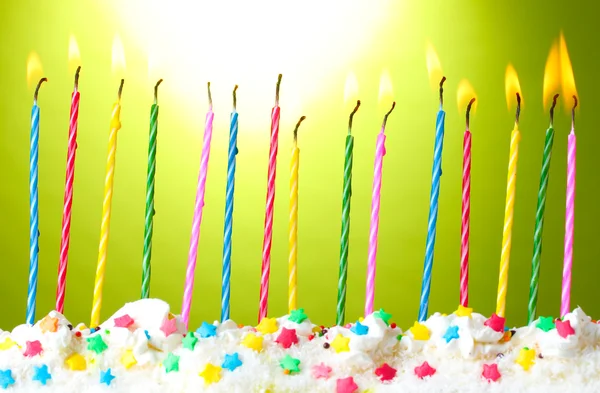 Belas velas de aniversário no fundo verde — Fotografia de Stock