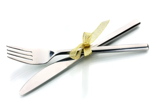 Stříbrná vidlička a nůž svázané stuhou izolovaných na bílém — Stock fotografie