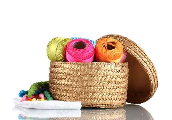 Hilos brillantes para la costura y la tela en una cesta de mimbre —  Fotos de Stock
