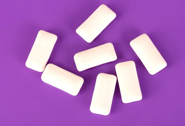 紫色背景上口香糖 — 图库照片