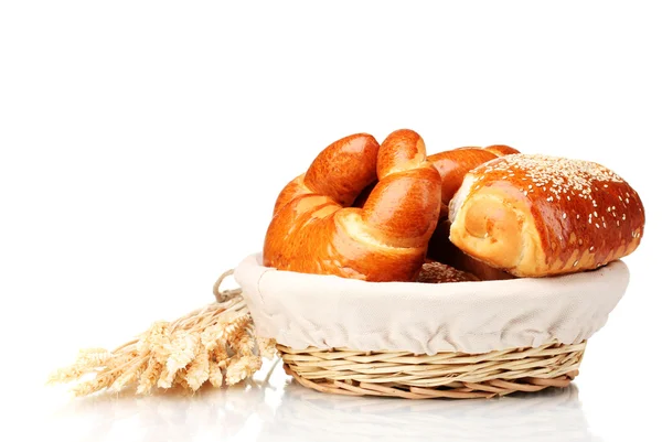 Bakt brød i kurv isolert på hvitt – stockfoto