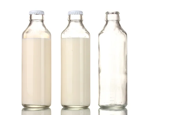 Frasco de leite e frasco vazio isolado sobre branco — Fotografia de Stock
