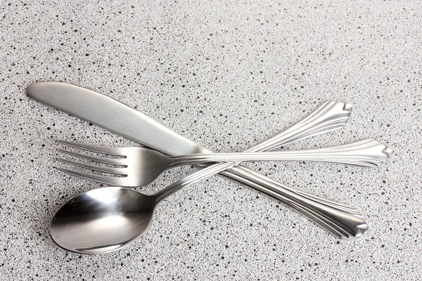 叉子、 勺子和大理石桌子上的刀 — 图库照片