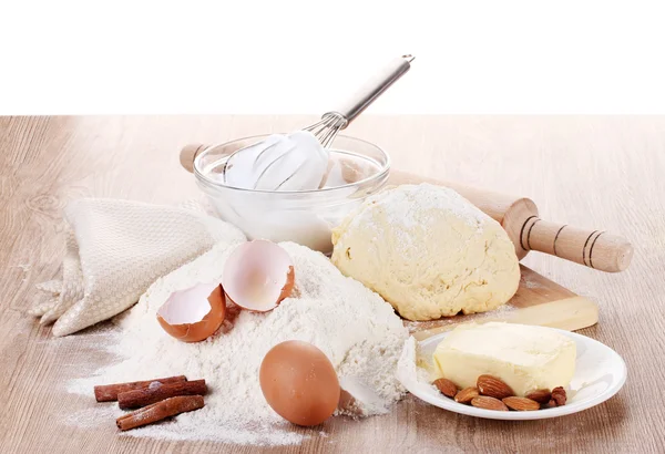 Ingredientes para la mesa de madera de masa sobre fondo blanco —  Fotos de Stock