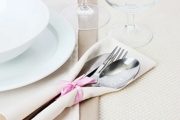 Asztalbeállítás villával, késsel, tányérral és szalvétával — Stock Fotó