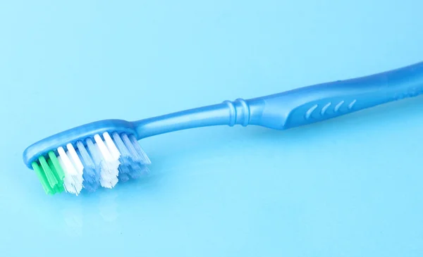 Brosse à dents sur fond bleu — Photo
