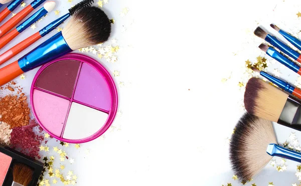 Beyaza izole edilmiş makyaj fırçaları ve kozmetik ürünleri — Stok fotoğraf
