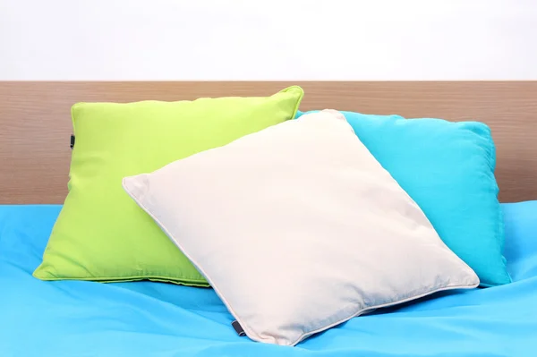 明亮在白色背景上的床上的枕头 — 图库照片
