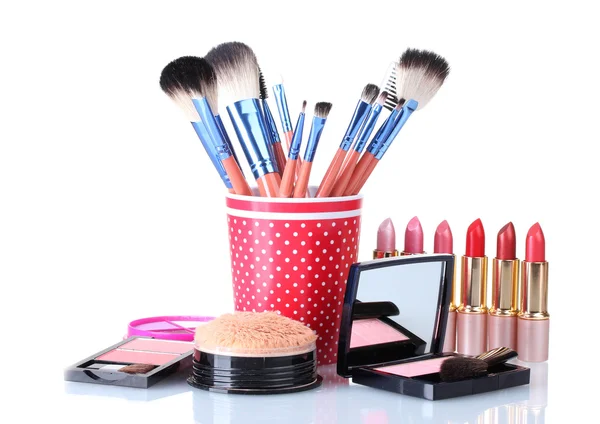 Make-up-Set isoliert mit Pinseln isoliert auf weiß — Stockfoto