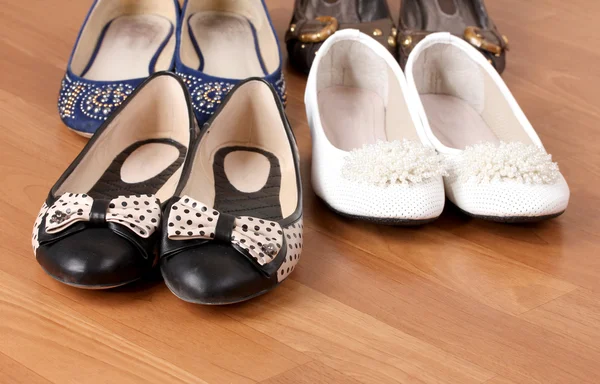 Flera par kvinnliga platta skor på trä bakgrund — Stockfoto