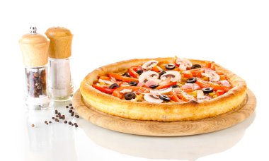 aromatik pizza üzerinde beyaz izole