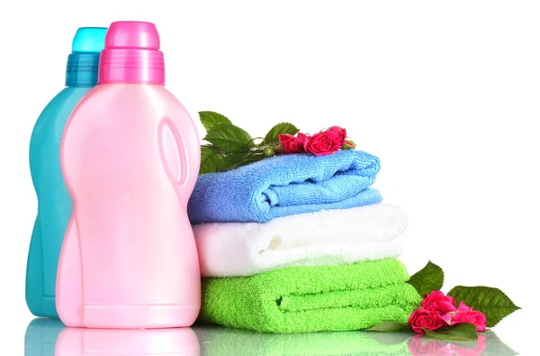 Detergentu i ręczniki na białym tle — Zdjęcie stockowe