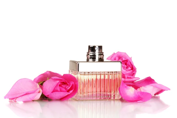 Parfém v krásnou láhev, okvětní lístky a růžových růží izolovaných na bílém — Stock fotografie
