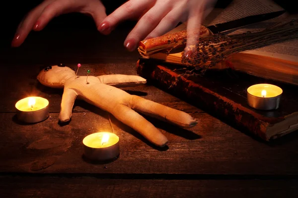 Bambola vodoo ragazzo su un tavolo di legno a lume di candela — Foto Stock