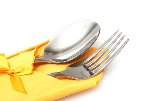 叉子和勺子在黄色布带上白色隔离一鞠躬 — 图库照片