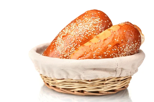 Gebackenes Brot im Korb isoliert auf weiß — Stockfoto
