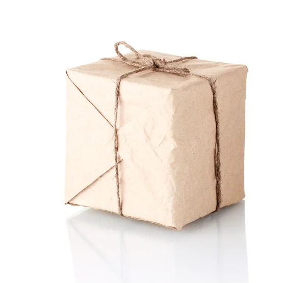 Piccolo pacco avvolto in carta marrone legato con spago isolato su bianco — Foto Stock