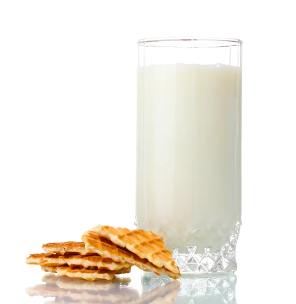 Vidro de leite e biscoitos isolados em branco — Fotografia de Stock
