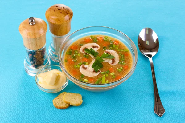 Leckere Suppe auf blauer Tischdecke — Stockfoto