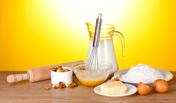 Sarı zemin üzerine hamur ahşap masa için malzemeler — Stok fotoğraf