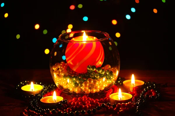 Splendida composizione con candela in vetro su tavolo in legno su sfondo luminoso — Foto Stock