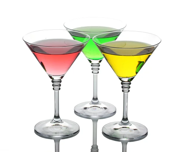 Alkoholische Cocktails auf Tisch isoliert auf weiß — Stockfoto