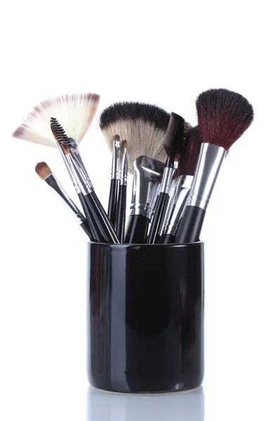 Make-up-Pinsel in schwarzer Tasse isoliert auf weiß — Stockfoto