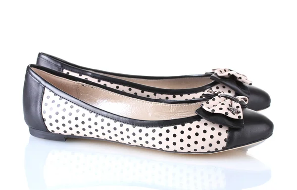 Балетные туфли с черными точками в горошек, изолированные на белом — стоковое фото