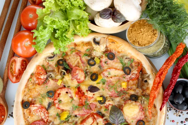 Güzel pizza, sebze ve baharat üzerine beyaz izole — Stok fotoğraf