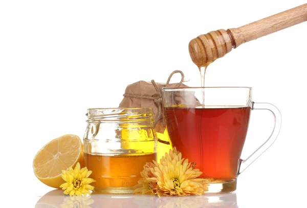 Miel, limón y una taza de té aislada en blanco —  Fotos de Stock