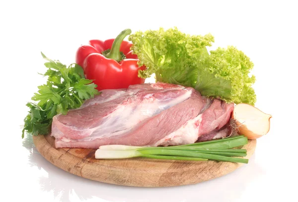 Ωμό κρέας και τα λαχανικά σε έναν ξύλινο πίνακα που απομονώνονται σε Γουίτ; — Φωτογραφία Αρχείου