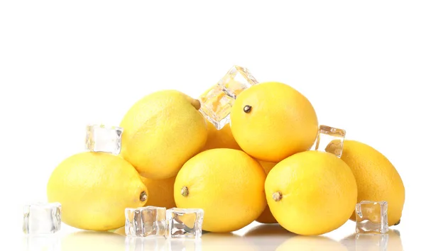 Zralé citrony a kostky ledu, izolované na bílém — Stock fotografie