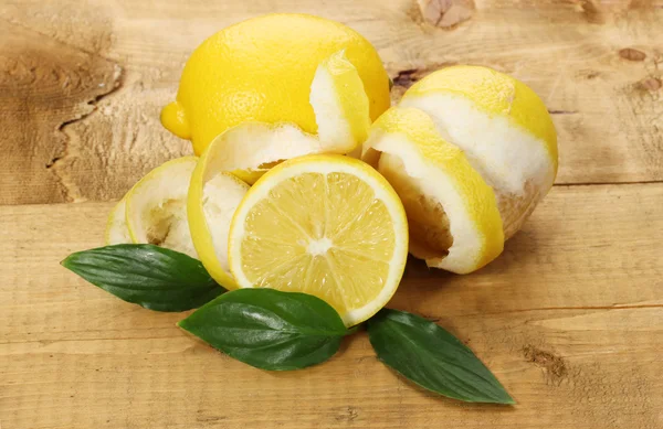 Zralých citronů s listy na dřevěný stůl — Stock fotografie