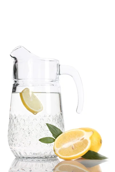 Krug Limonade und Zitrone isoliert auf weiß — Stockfoto