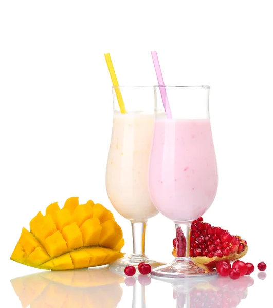 Süt sallar üzerinde beyaz izole meyve ile — Stok fotoğraf