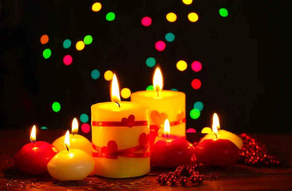 Piękne świece na drewnianym stole na jasnym tle — Zdjęcie stockowe