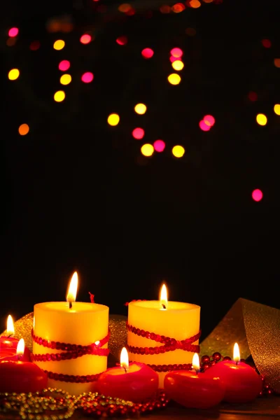 Красивые свечи на деревянном столе на ярком фоне — стоковое фото
