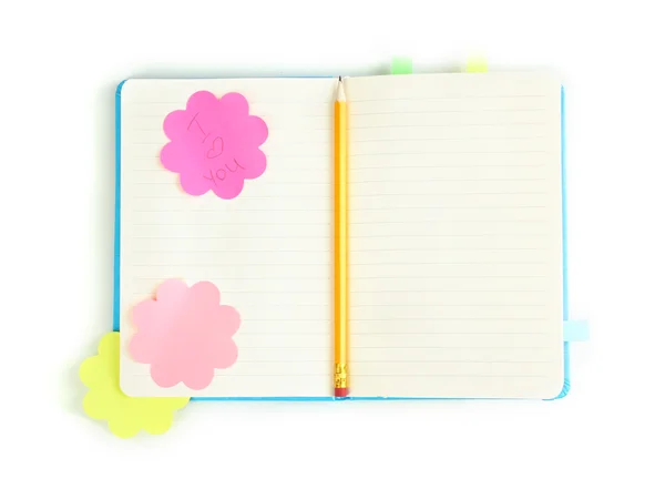 Libro di note aperte con adesivi e matita isolati su bianco — Foto Stock